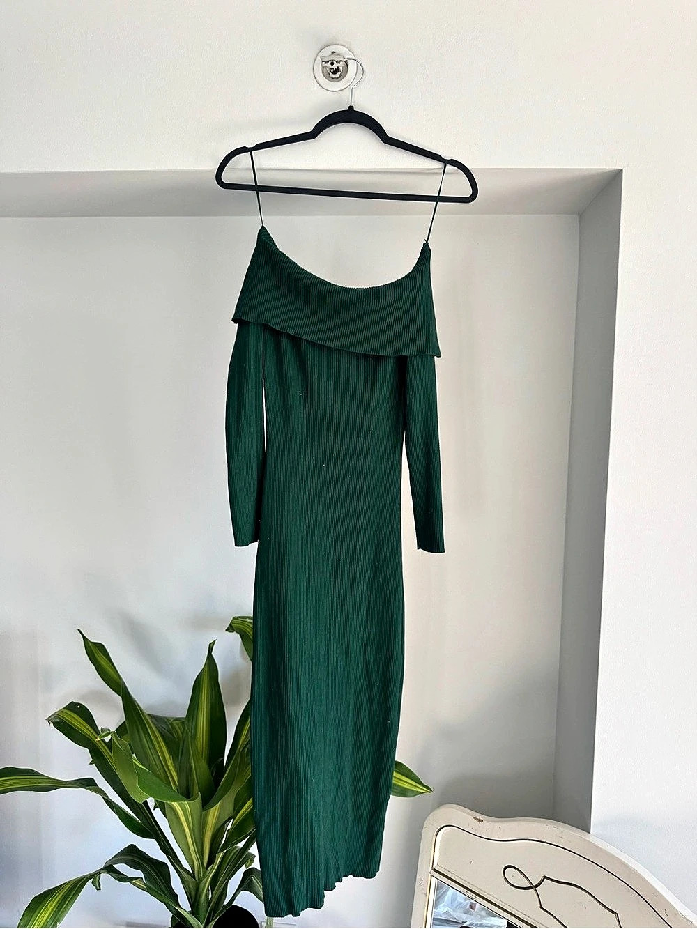 blu pepper Off-Shoulder Maxi Dress in Green Like New